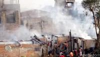 Warga ada juga yang membantu petugas untuk memadamkan api / Foto: Muhammad Fida Ul Haq/detikcom