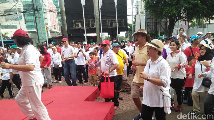 Serunya Menlu Jalan Sehat dan Joget Maumere Bareng Pegawai Kemlu
