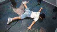 Dengan ketinggian hingga 300 meter dari dasar lembah membuat jantung seperti mau copot, butuh keberanian ekstra bagi pengunjung yang ingin melintas. Dok. CNN.