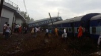 Sebanyak 13 gerbong kereta mendadak keluar dari lajur rel. Kecelakaan mengerikan pun terjadi.  /Foto: Kereta yang keluar rel dan menewaskan 23 orang di India/REUTERS/Adnan Abidi