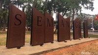Prasasti tersebut berada di kolong Jembatan Semanggi, tepatnya di taman depan Plaza Semanggi. Prasasti tersebut berbentuk trapesium dan berwarna cokelat, dengan ukuran sekitar 1,5 meter. 