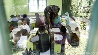 Panggilan abi yang ditujukan pada Zulbakri memperlihatkan kedekatan di antara anak-anak dengan anggota TNI ini. Abi berasal dari bahasa Arab untuk memanggil seseorang yang dianggap seperti bapak atau ayah.