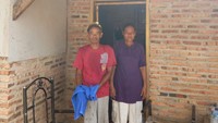 Eni dan Sardi sedih anaknya tidak bisa lebaran 2017 dengan mereka. Sebab Eli sedang meringkuk di lantai penjara yang dingin, atas tuduhan yang tidak benar adanya. Saya sedih. Lebaran tidak ada anak. Kami cuma berdua, saya dan suami saya di rumah, kata ibu Eni.