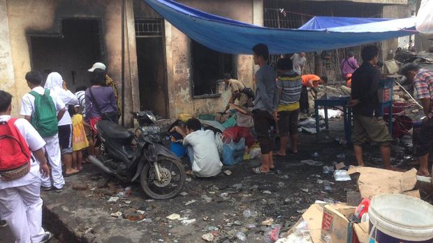 Sebagian warga masih bertahan di lokasi kebakaran.