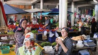 Foto: Potret para wanita di salah satu pasar lokal Sinop. Hari kerja pun tidak terasa karena masih lebih banyak hari libur (Joshua Allen/BBC)