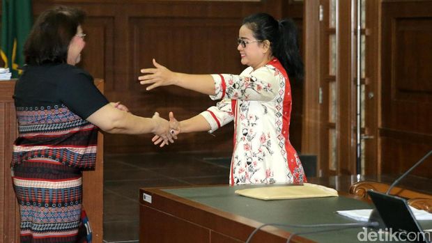 Elza dan Miryam bertemu di sidang.