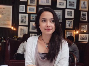 Anjani Dina Melamun Saja Dipuji Cantik