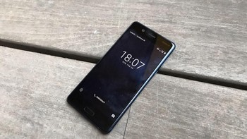 Nokia 5 mengusung desain metal unibodi. Layarnya 5,2 inch resolusi 720p dengan prosesor octa core Snapdragon 430 dan RAM 2 GB. Dilengkapi memori internal 16 GB dan slot microSD. Spek lainnya meliputi baterai 3.000 mAh, kamera 13 megapixel, kamera depan 8 megapixel, OS Android 7,1 Nougat serta pemindai sidik jari. Handset ini dilepas sekitar 190 euro. Foto: istimewa