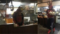 Restoran Jepang yang berada di Sapporo ini pemiliknya adalah penggemar Sengoku Jidai. Sehingga para chef dan pelayannya juga menggunakan kostum samurai lengkap seperti jubah tempur. (Foto: Istimewa)
