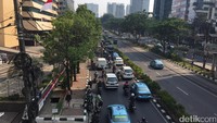 Pemotor yang melintas di jalur lambat di Jalan HR Rasuna Said (Foto: Heldania Ultri Lubis/detikcom)