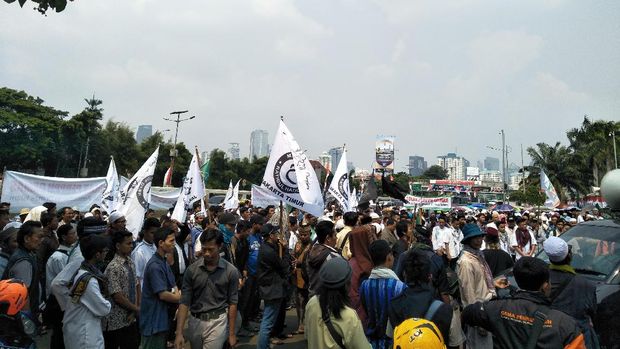 Tolak Perppu Ormas Jadi UU, Massa Aliansi Umat Islam Demo DPR