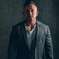 El Lye juga pernah memiliki kekasih seorang pria dan menjalin asmara selama 7 tahun. Namun orangtua sang pacarnya tidak menyetujuinya karena perubahan bentuk tubuh El Lye. Akhirnya merekapun putus dan berpisah. Dia menginginkan seorang wanita yang bisa tetap fit tapi bukan orang yang telah berpindah dari mungil ke raksasa, ujarnya. Foto: Dok. Instagram el_lye_ipoh