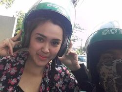 Bikin Iri, Penumpang Driver Ojek Online Ini Cantik-cantik