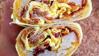 Yang ini masih burritos untuk sarapan. isiannya suun, sedikit olesan saus, telur dadar dan digulung padat. Bisa dimakan sambil jalan ke kantor. Foto: Istimewa