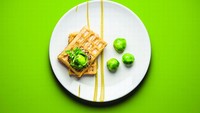Bukan hanya membuat dan memotret makanan aneh yang diidamkan ibu hamil, Vicky dan Juarez juga menilai rasanya. Kalau ini paduan waffle dengan mustard dan brussel sprouts yang diidamkan Michele dari Pennsylvania. Nilainya 1,5 dari skala 5. Foto: Vicky Jacob-Ebbinghaus dan Juarez Rodrigues