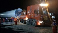 Pengangkutan bagian-bagian turbin angin akan menggunakan truk-truk khusus yang dapat membawa komponen berukuran sangat besar dari Pelabuhan Nusantara Parepare ke lokasi proyek di Desa Lainungan dan Mattirotasi, Kabupaten Sidrap. Pool/dok. PT Sidrap Bayu Energi.