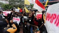 Unjuk rasa dikawal puluhan aparat kepolisian.