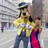 Setelah 20 tahun berlalu, tak disangka tak ada perubahan yang berarti dari wajah Emma Bunton. Ia seolah tak menua. Foto: Getty Images