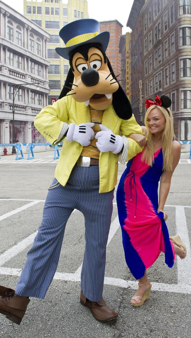 Setelah 20 tahun berlalu, tak disangka tak ada perubahan yang berarti dari wajah Emma Bunton. Ia seolah tak menua. Foto: Getty Images