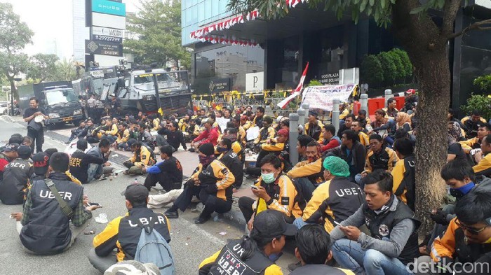 Driver Uber Demo di Plaza UOB