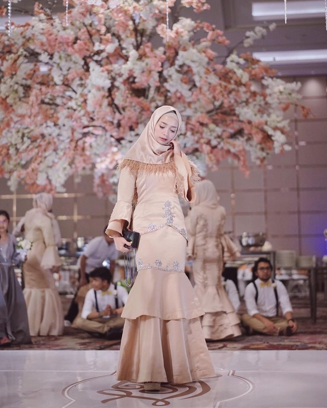 Joyagh memilih membuat gaun berpotongan draperi yang memiliki detail kristal di atasnya. Lihat kerudung berdetail fringe yang membuat penampilan selebgram ini tampak beda. Foto: Dok. Instagram