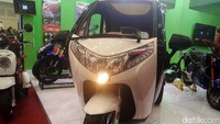 Kendaraan listrik ini mempunyai tiga roda, dua di belakang dan satu di depan. Dilengkapi juga dengan desain lampu yang modern. 