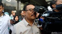 Ini momen saat mantan Kadis Pekerjaan Umum, Perumahan, dan Pengawasan Bangunan Jarot Edy Sulistyono kepetok kamera saat menghindari awak media usai diperiksa KPK, Senin (21/8/2017).