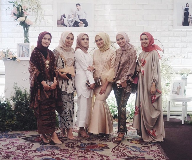 Shella Alaztha juga hadir memakai gaun bernuansa gold dengan potongan mermaid. Aksen ruffle pada bagian lengan membuat penampilan terlihat elegan. Shella berada di posisi tengah. Foto: Dok. Instagram