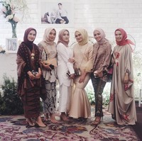 Shella Alaztha juga hadir memakai gaun bernuansa gold dengan potongan mermaid. Aksen ruffle pada bagian lengan membuat penampilan terlihat elegan. Shella berada di posisi tengah. Foto: Dok. Instagram