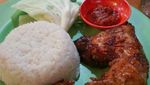 Nyamm! Ayam Bakar yang Manis Empuk dengan Cocolan Sambal Ada di Sini