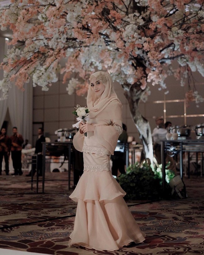 Selebgram dengan nama akun @nisacookie juga menjadi bridesmaid yang tampil menawan dalam gaun berpotongan lengan terompet. Foto: Dok. Instagram