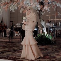 Selebgram dengan nama akun @nisacookie juga menjadi bridesmaid yang tampil menawan dalam gaun berpotongan lengan terompet. Foto: Dok. Instagram