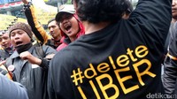 Driver Uber menggelar aksi di depan Plaza UOB, Jakarta, Senin (21/8).