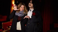 Namanya Vampire Cafe, dengan suasa yang gelap dan menyeramkan Anda akan menikmati makanan di ruang yang mirip di film dracula. Untuk menambah kesan horor, para pelayan berpakaian tuksedo gelap dan akan menyambut serta mengantar makanan ke meja Anda. (Foto: Istimewa)