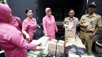 Kardus-kardus berisi bantuan siap diserahkan kepada korban kebakaran.