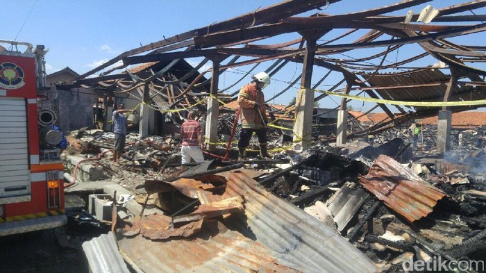 Pemadam Padamkan Sisa Bara di Pasar Kaliwungu