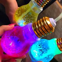 Cantiknya! Minuman Warna-warni dalam Bohlam Lampu Ini Sedang Tren