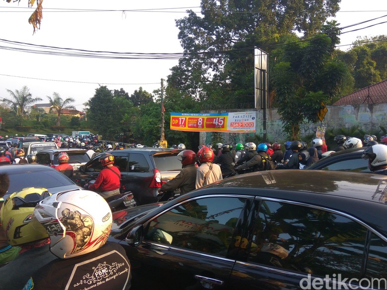 Cirendeu Arah Lebak Bulus Macet, Kendaraan Nyaris Tak Bergerak Cirendeu Arah Lebak Bulus Macet, Kendaraan Nyaris Tak Bergerak