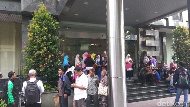  Para korban dugaan penipuan First Travel melapor ke Bareskrim Polri, Senin (21/8/2017)