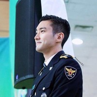 Aku sudah menerima sambutan yang hangat. Aku akan berusaha sebaik mungkin untuk melakukan yang lebih dari ini. Aku akan memberikan kalian momen bahagia ini, tulis Siwon di caption foto. Foto: Instagram/siwonchoi