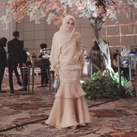Selebgram hijab cantik lainnya adalah Helmi Nursifah. Helmi membuat gaun berpotongan mermaid yang mempunyai detail di tengahnya. Foto: Dok. Instagram