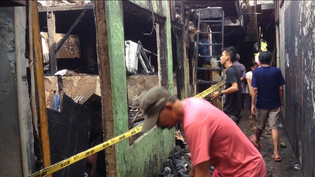 Warga mencari barang-barang milik mereka yang masih bisa dipakai.