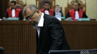 Sebelumnya, Patrialis dituntut dituntut 12,5 tahun penjara dan denda Rp 500 juta subsider 6 bulan kurungan. Jaksa juga menyatakan Patrialis wajib mengembalikan uang pengganti yang diterimanya dari Basuki dan Ng Feny sebesar USD 10 ribu dan Rp 4.043.195.