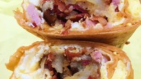 Sarapan juga praktis makan burritos. Torttila tipis diisi telur, sosis, lettuce dan tomat. Menu sarapan dalam satu gigitan! Foto: Istimewa