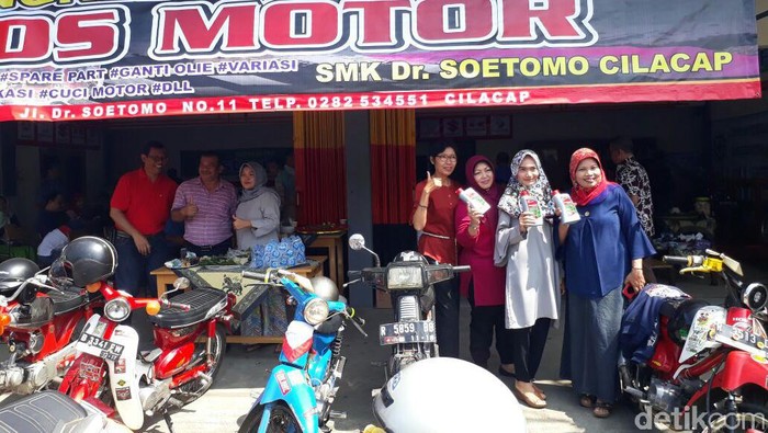 Anak-anak SMK Buka Bengkel Motor