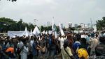 Akhwat Pegang Spanduk, Begini Demo Tolak Perppu Ormas di Depan DPR