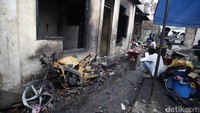 Sebuah motor hangus terbakar.