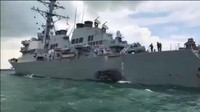 Pemicu tabrakan ini masih diselidiki. Namun usai tabrakan, kapal militer AS ini mampu berlayar dengan tenaganya sendiri menuju pelabuhan Singapura (Foto: REUTERS/Reuters TV)