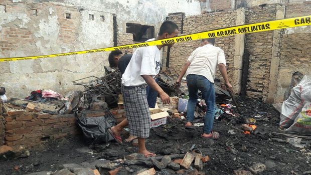 Garis polisi menghiasi lokasi kebakaran.