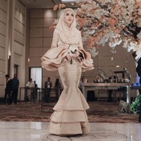 Hijabers cantik yang juga turut hadir di pernikahan Medina Zein dan Lukman adalah Aghnia Punjabi. Penampilannya sungguh memesona dalam balutan gaun mermaid dengan potongan lengan ruffle yang cantik. Foto: Dok. Instagram